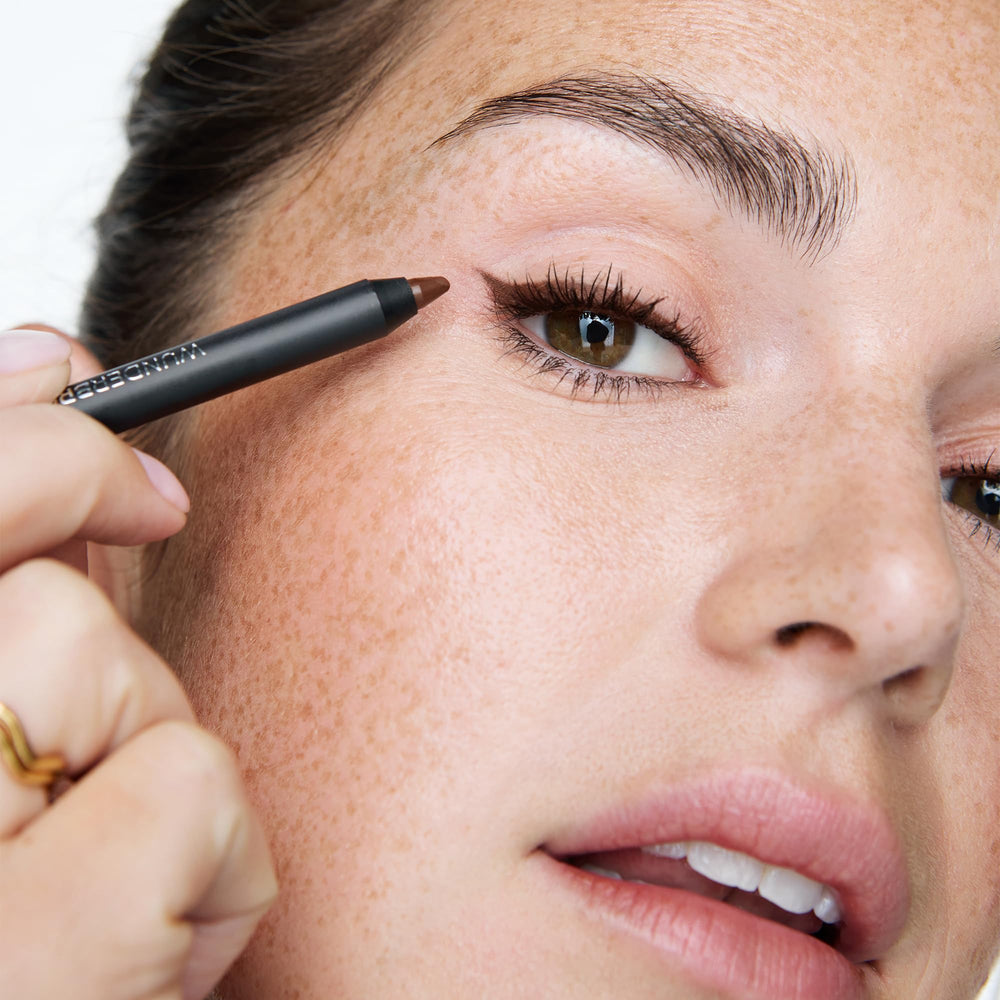 WUNDERBROW eyeliner applied on eyelid illustrating Rich Cocoa natural definition benefit