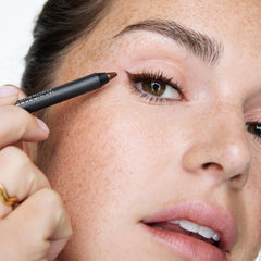 WUNDERBROW eyeliner applied on eyelid illustrating Rich Cocoa natural definition benefit