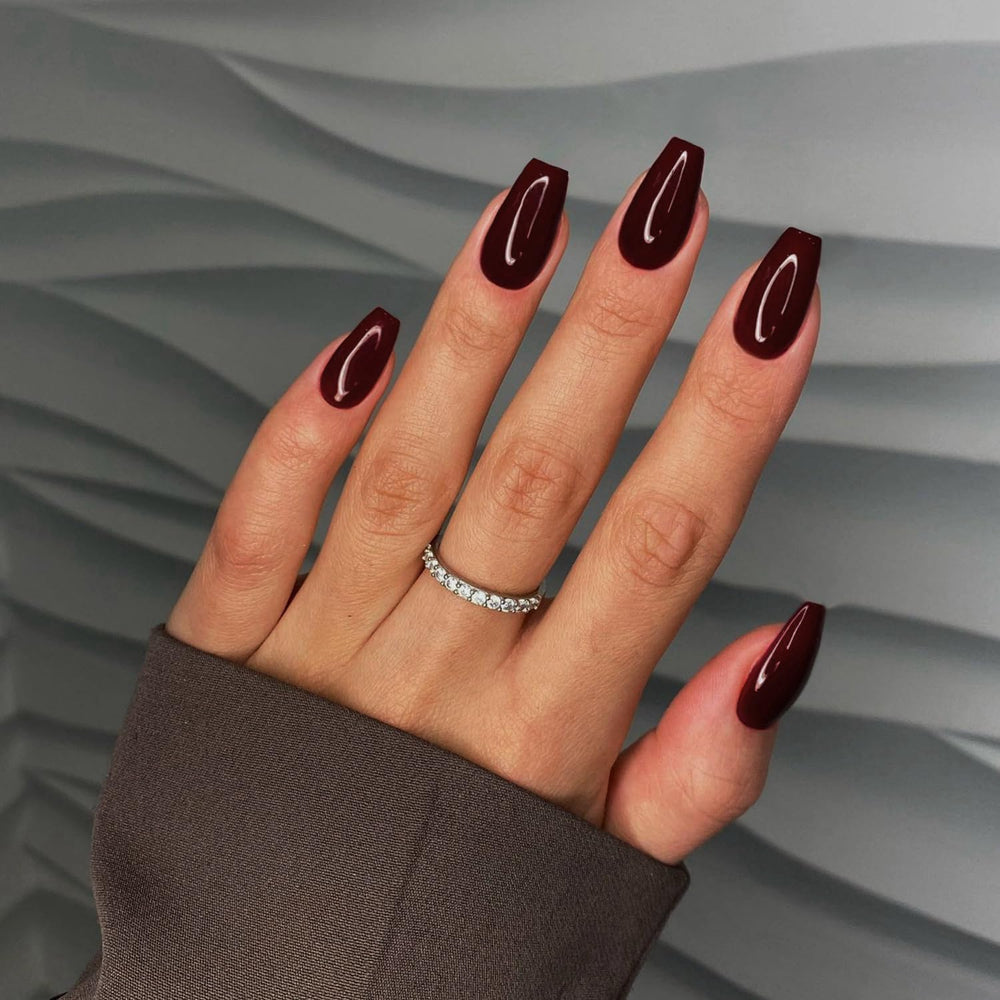 XCREANDO front packaging showing burgundy press-on nails and complete kit benefit quick setup