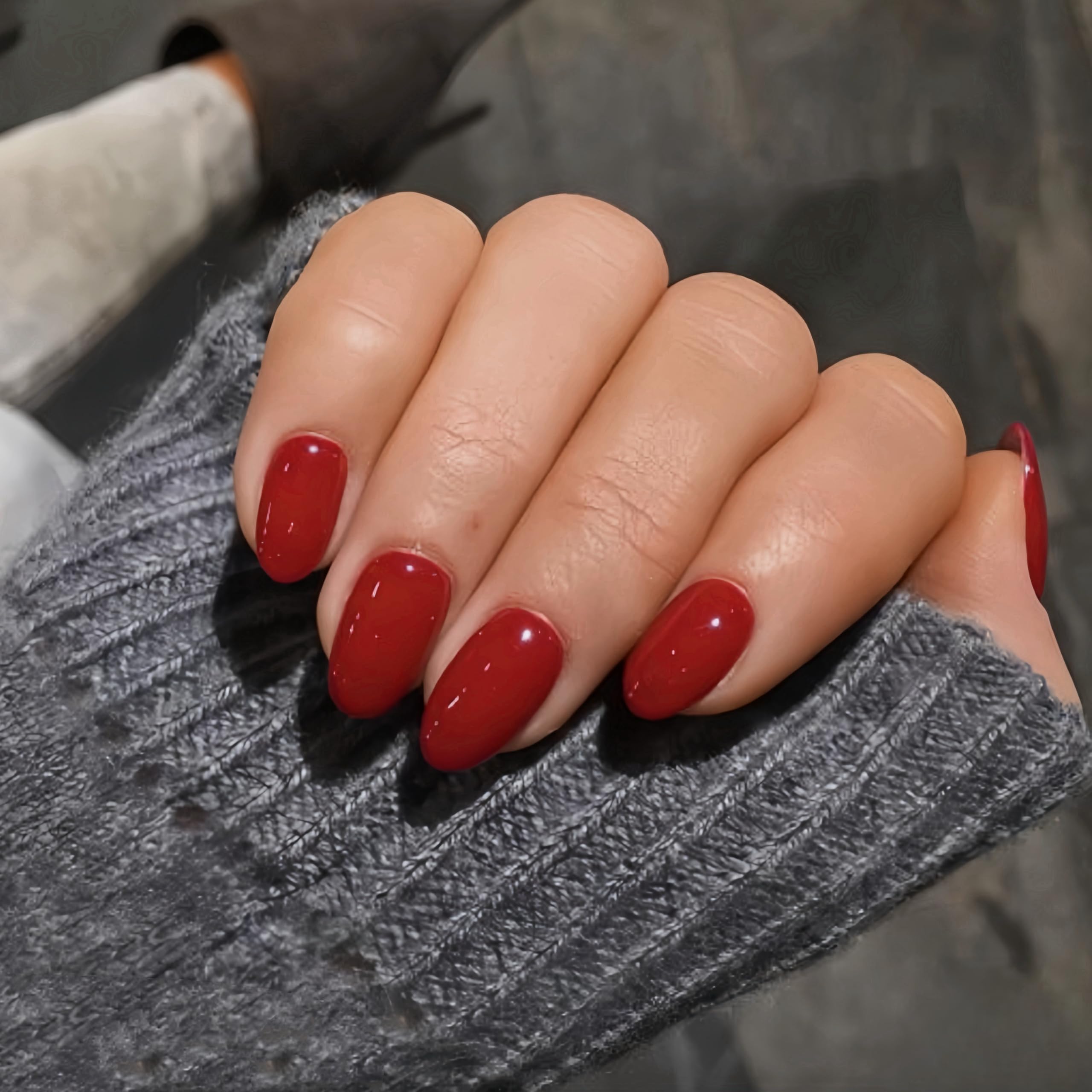XCREANDO close-up of glossy red surface highlighting smooth finish and shine