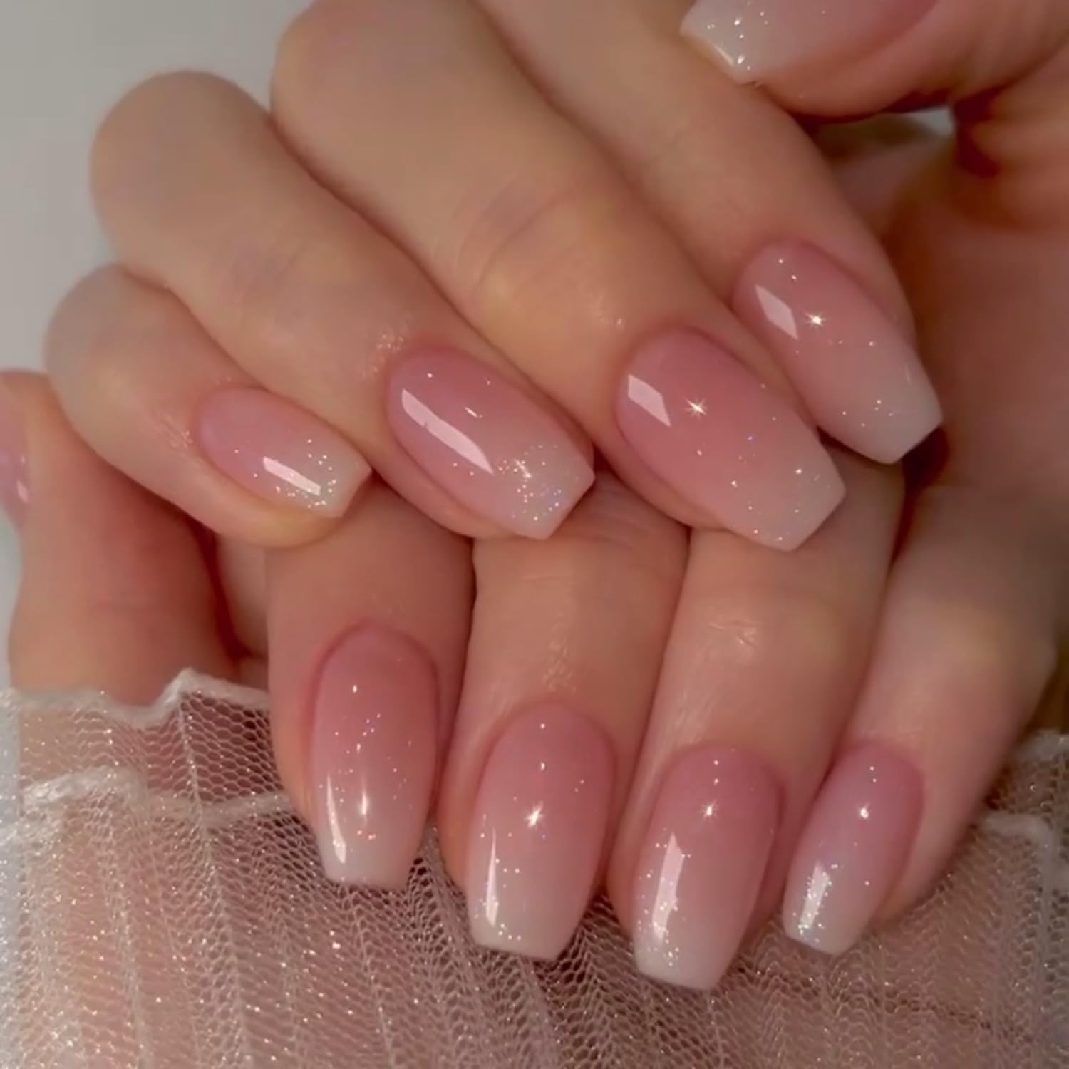 XCREANDO close-up of glossy gel finish showing smooth texture and chip resistance benefit