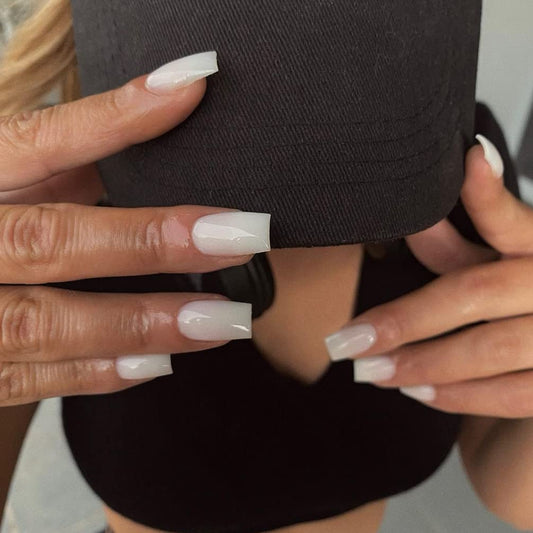 XCREANDO close-up of glossy gel surface highlighting smooth finish and salon shine