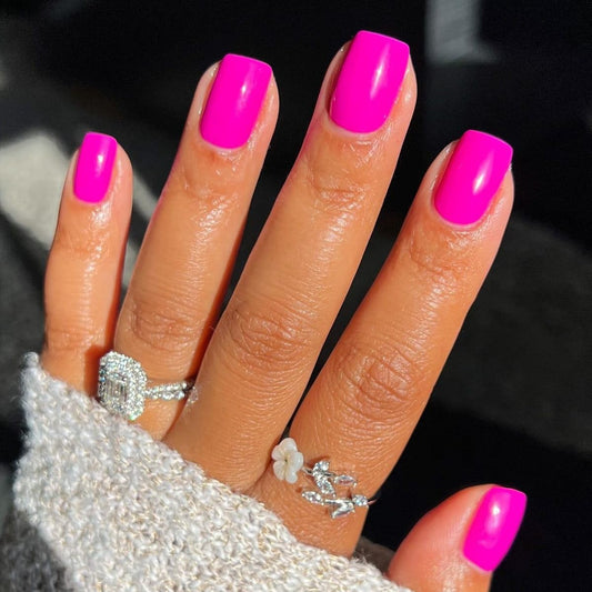 XCREANDO front packaging showing hot pink short square nails and benefits