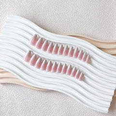 XCREANDO glossy finish reflecting light for a durable, salon-like sheen