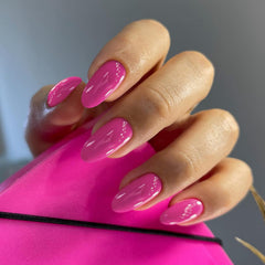 XCREANDO close-up of glossy hot pink surface showing chip resistance