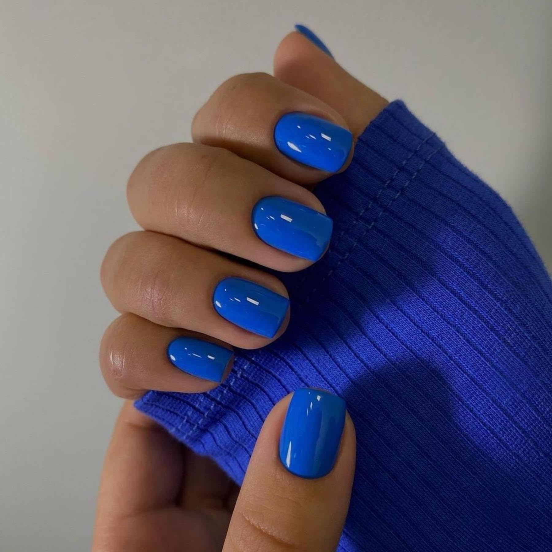 XCREANDO front packaging showing 24 royal blue press-on nails and accessories for convenience