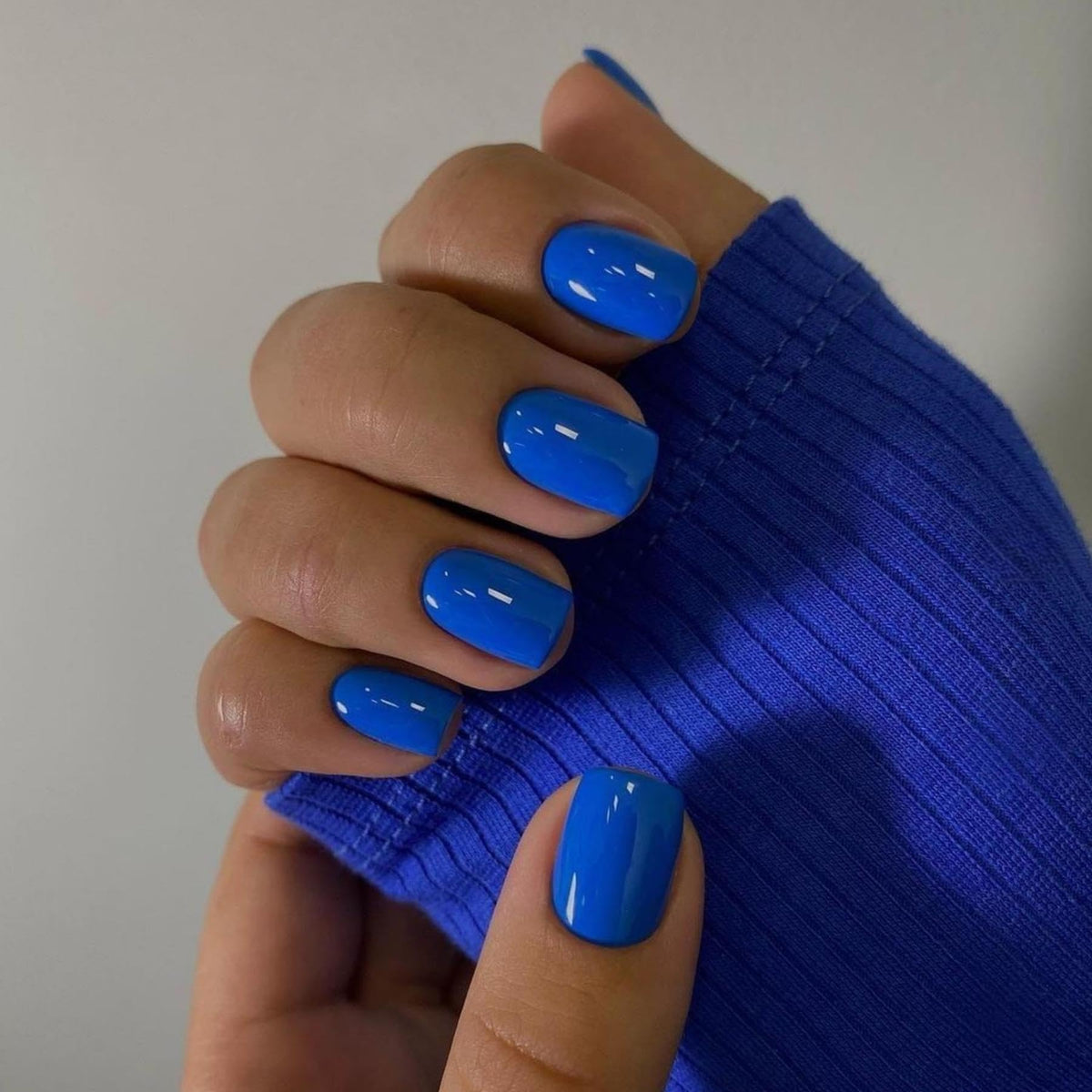 XCREANDO front packaging showing 24 royal blue press-on nails and accessories for convenience
