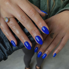 XCREANDO hand applying a press-on nail demonstrating quick at-home use