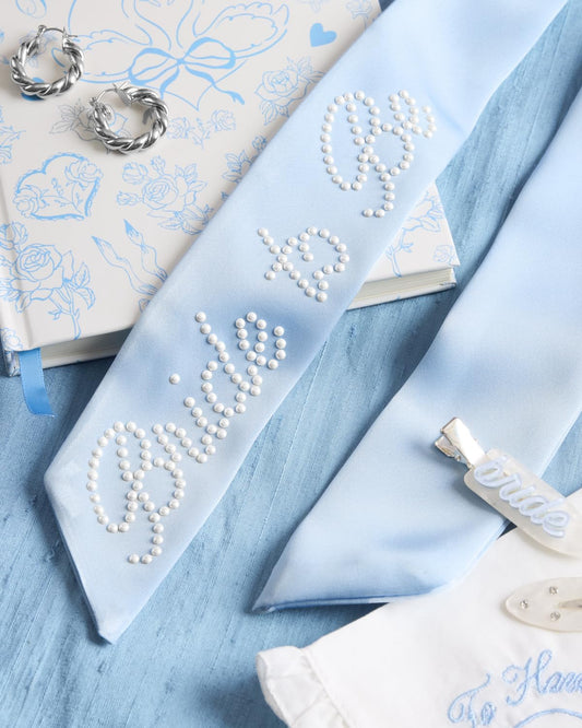 xo, Fetti close-up of pearl lettering ‘Bride To Be’ adding elegant detail