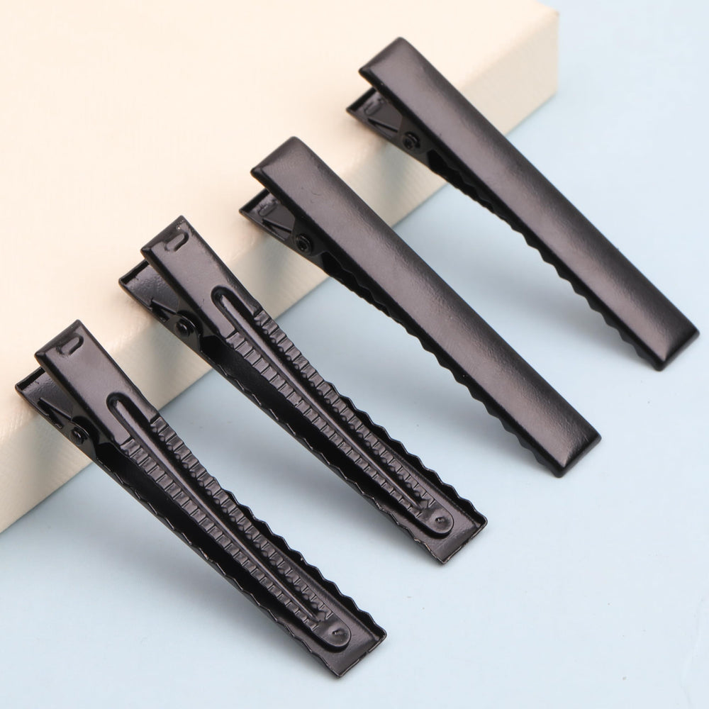 YAKA clip held in hand to show 1.77-inch scale and easy handling benefit