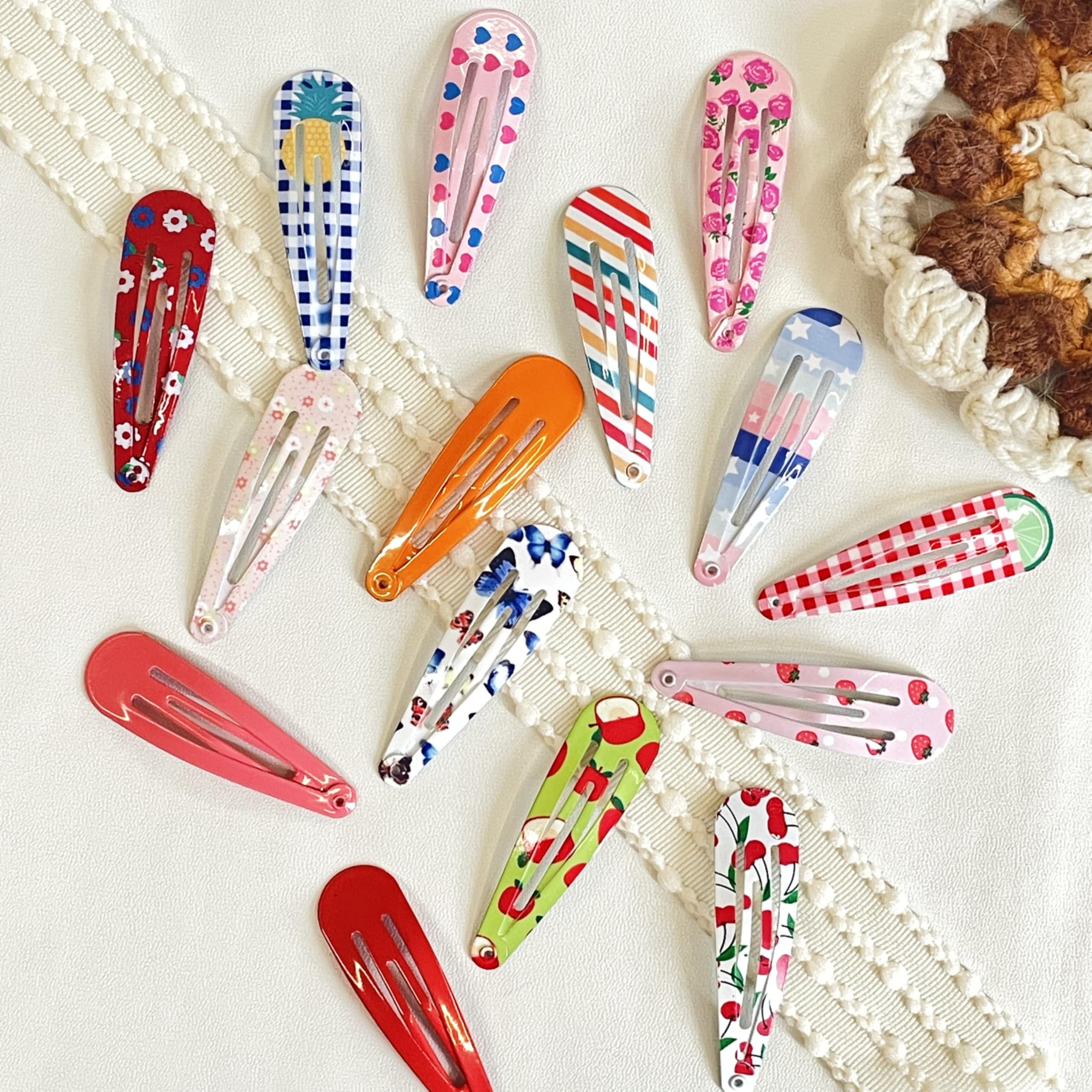 YAOKUA clips secured in toddler hair showing neat no-slip hold