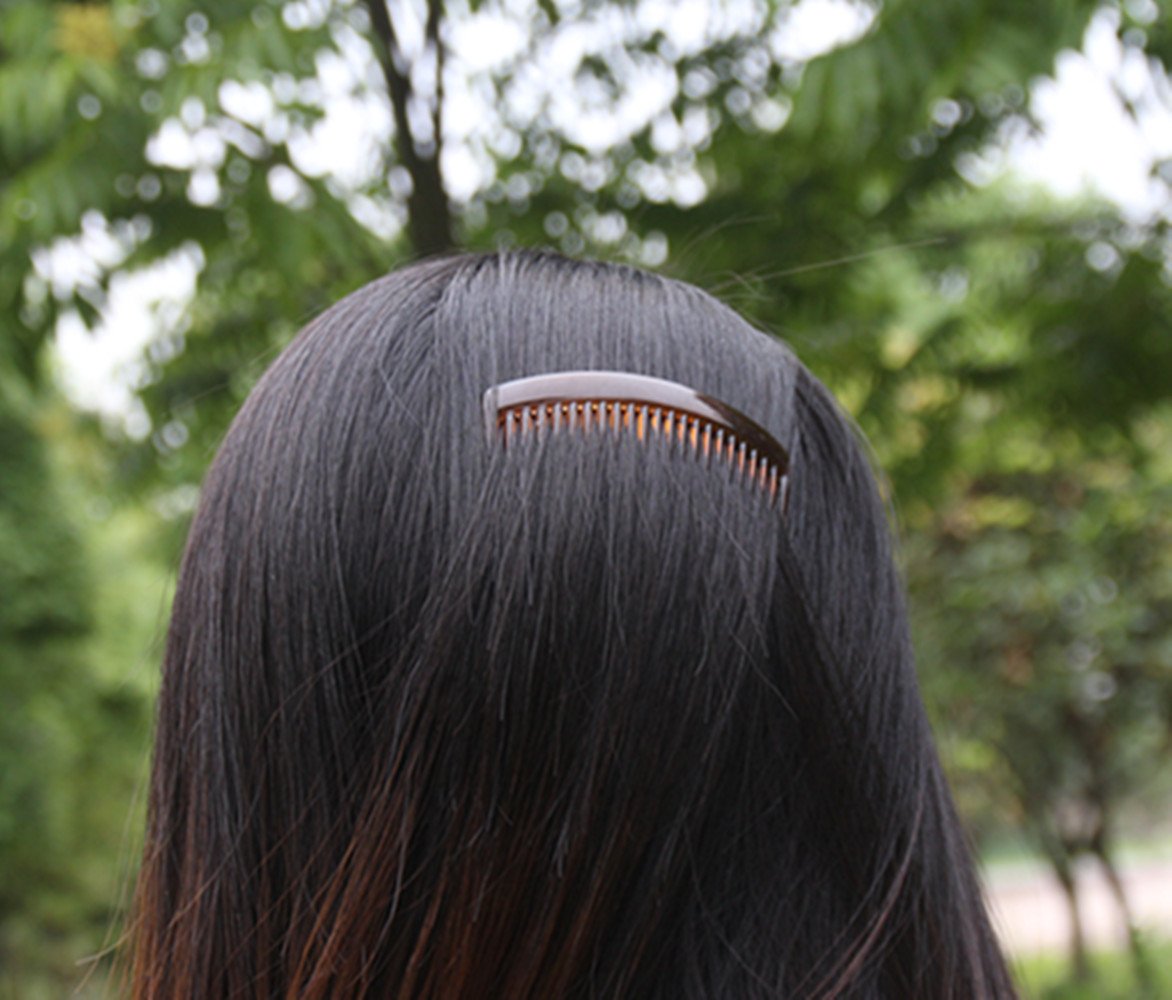 Yeshan comb next to ruler showing 8x5cm size for accurate scale