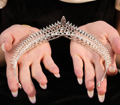 Yheahin scale with hand showing true size and lightweight benefit