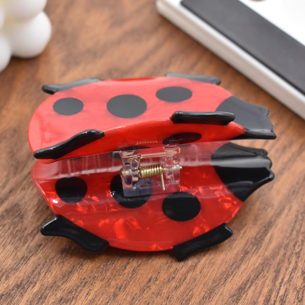 Ynxee ladybug close-up of six teeth showing smooth edges for gentle grip benefit