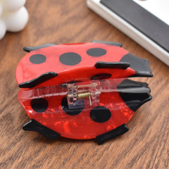 Ynxee ladybug close-up of six teeth showing smooth edges for gentle grip benefit