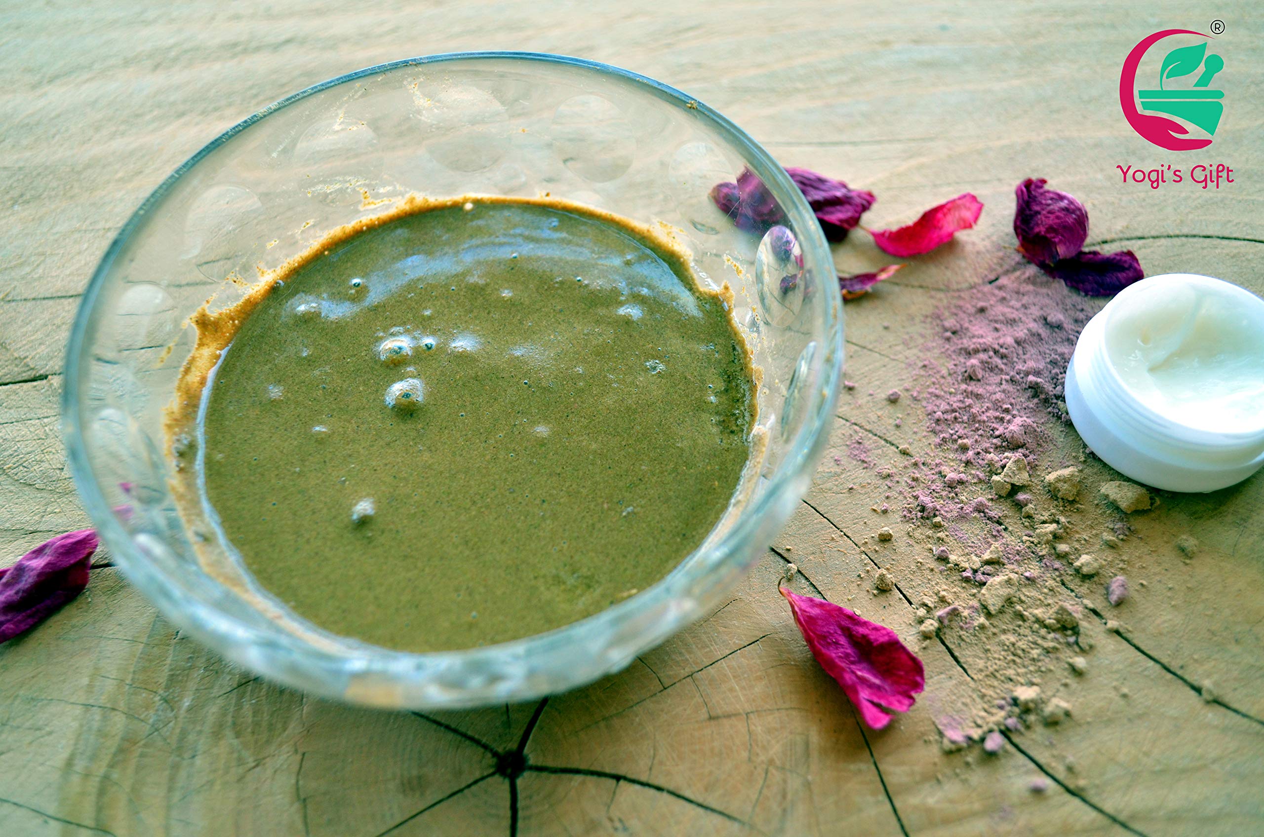 YOGI’S GIFT applying Sidr powder paste to hair for gentle cleansing