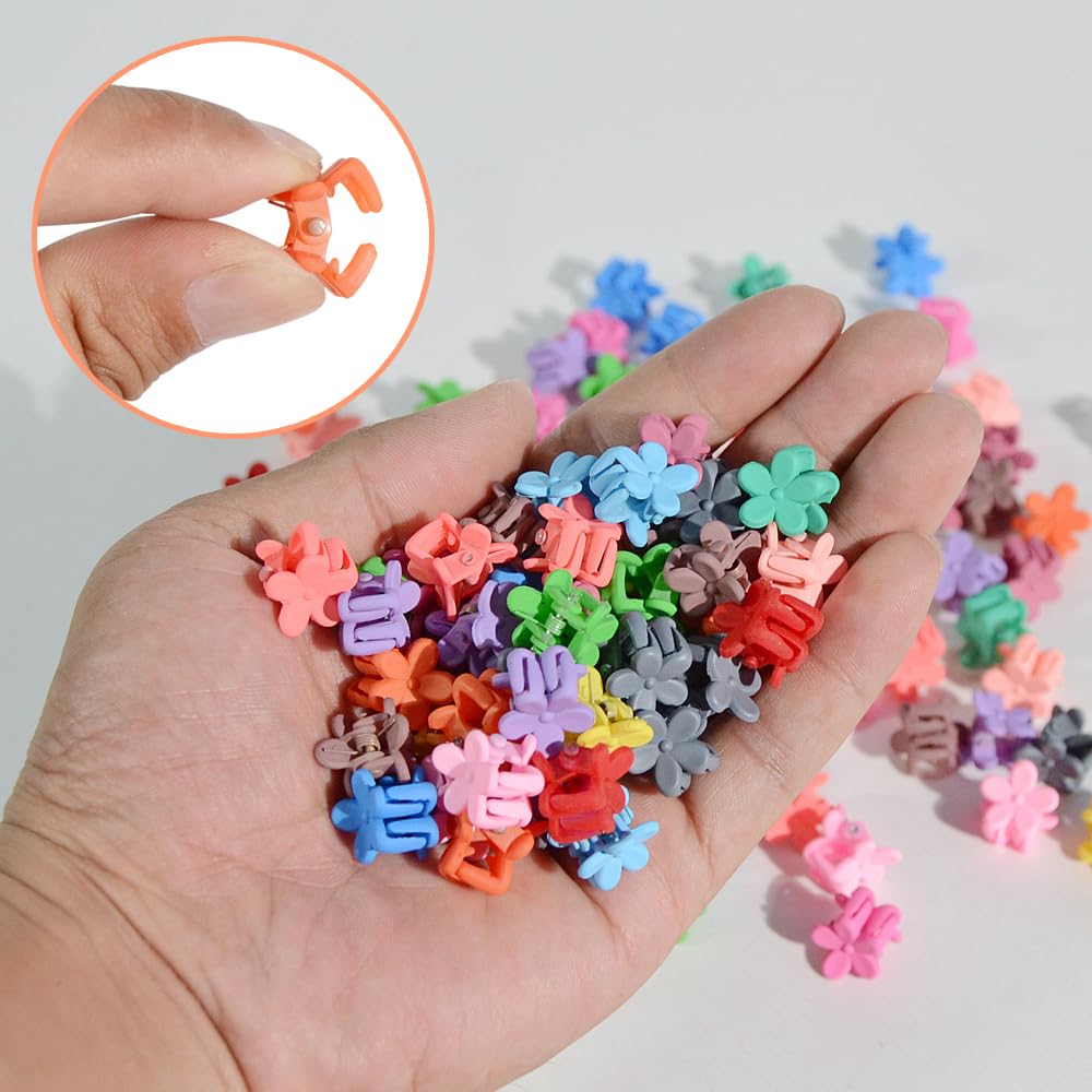 Yongdeli clips held in hand to show compact size and easy handling