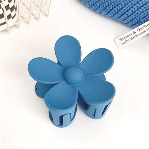 YOOOYOOO clip securing a bun in hair side profile for comfortable all-day wear