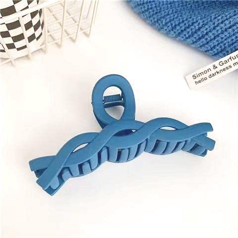 YOOOYOOO clip in curly hair lifestyle image showing reliable hold on coils