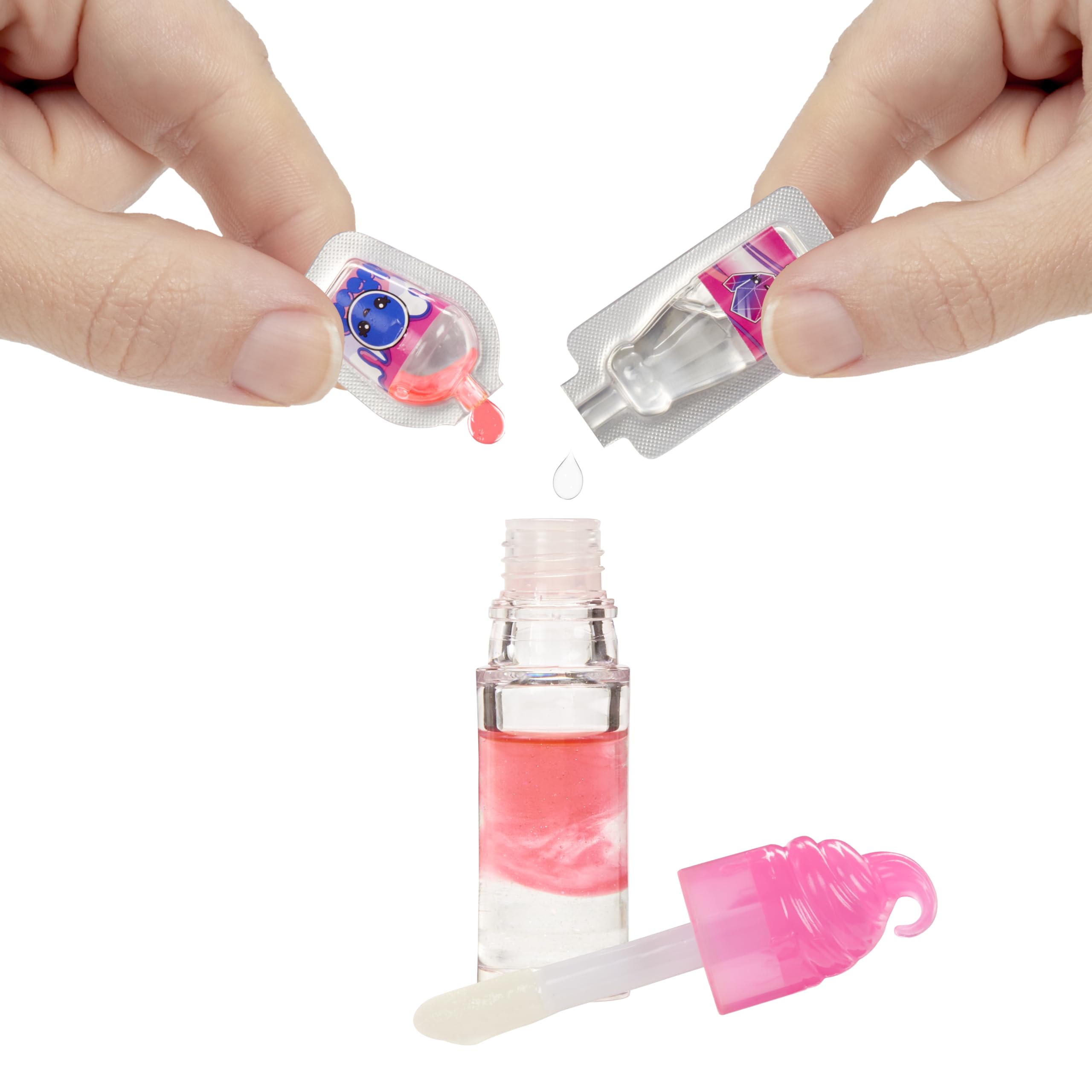 Yummiland Roxie mixing demonstration with stirring spoon highlighting creative playability