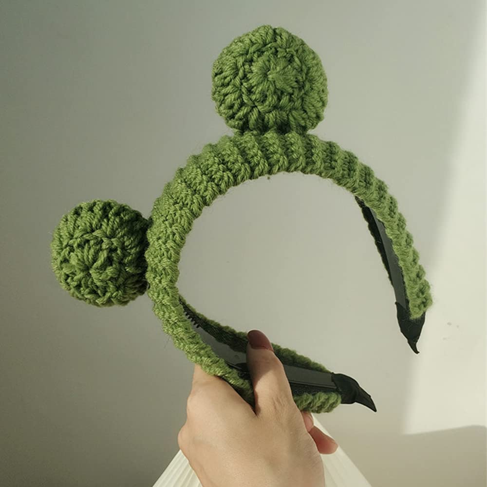 ZHOUMEIWENSP headband held in hand to show size and easy portability