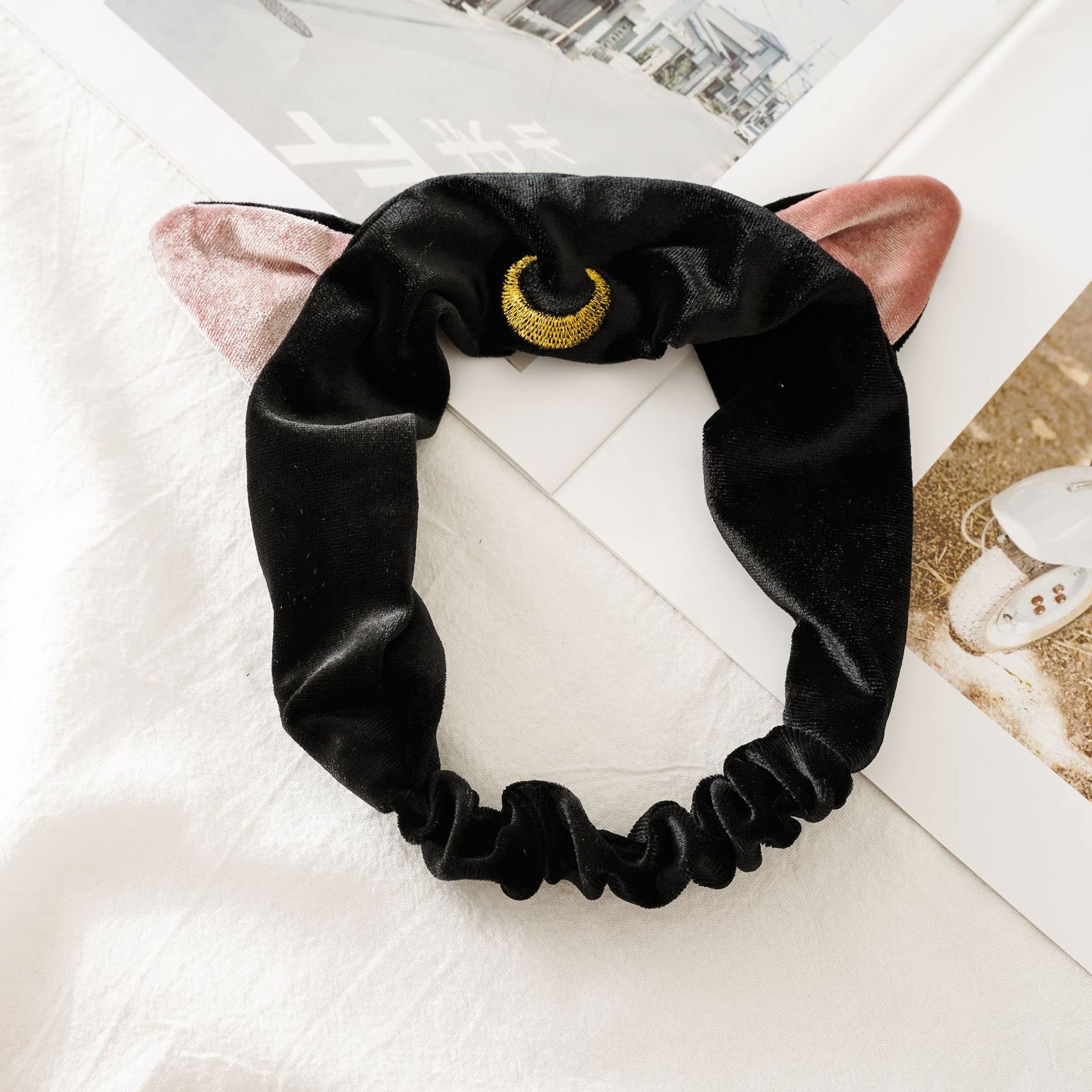Ziper headband stretched to show elastic strength and secure fit