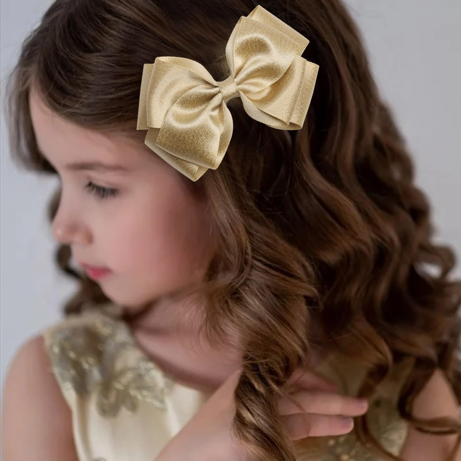 Zolyco clip detail showing half-wrap edge for gentle grip and hair protection